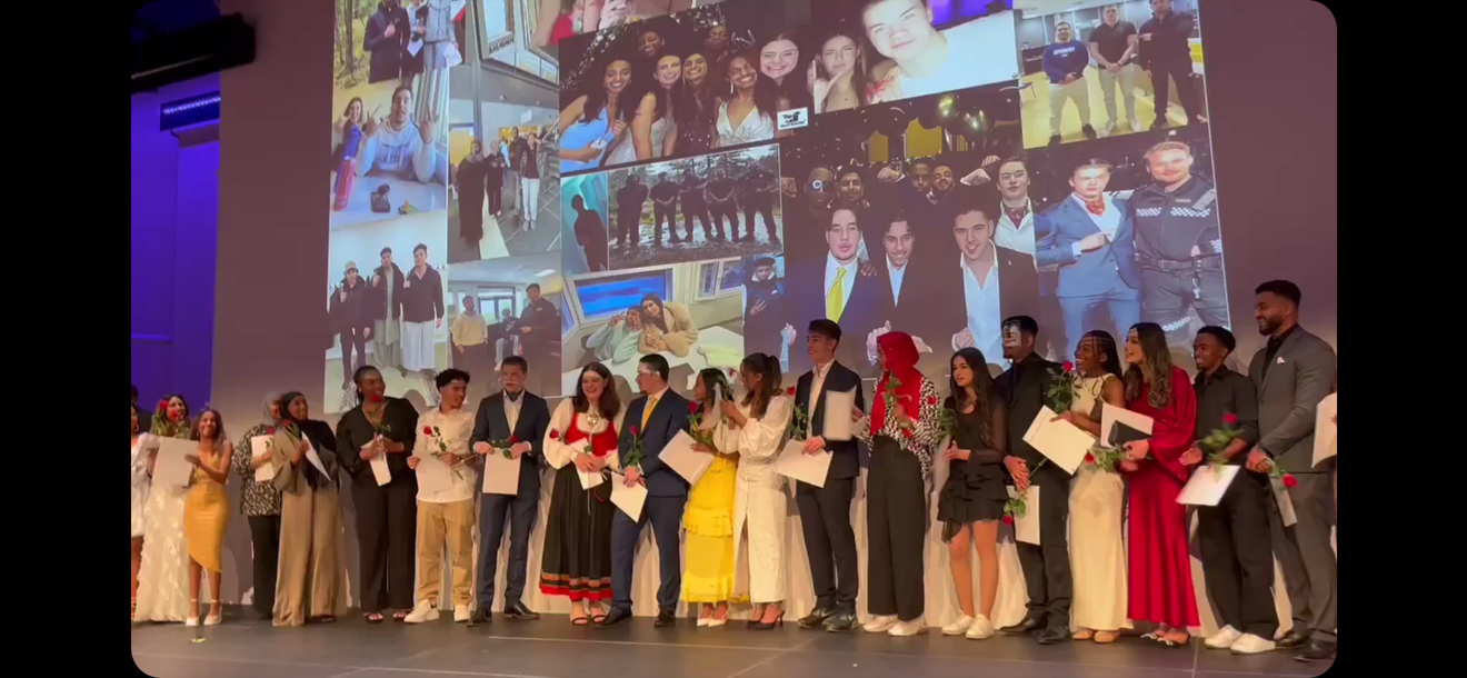 en gruppe mennesker som poserer for et bilde