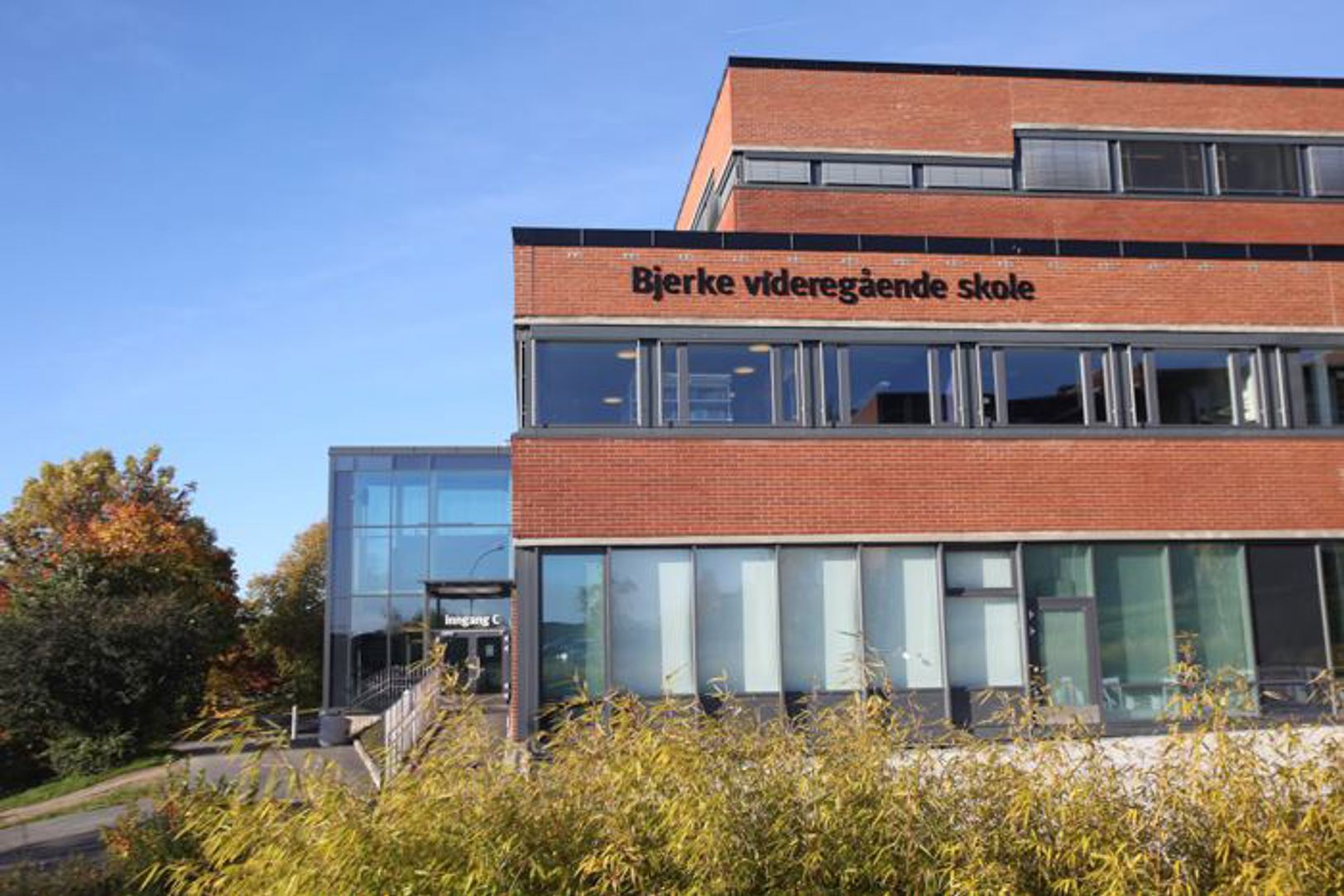 Bilde av Bjerke videregående skolebygg