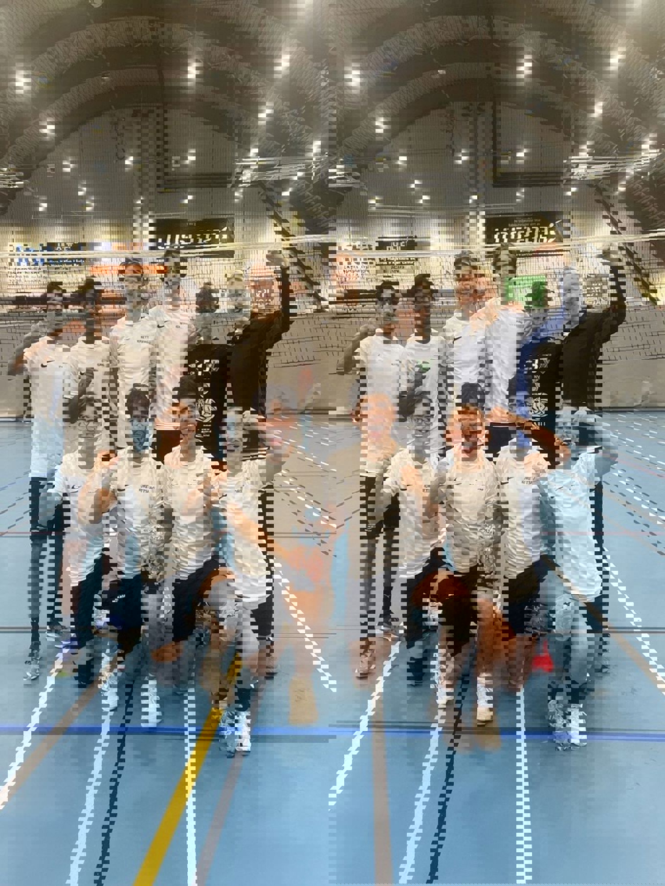 En gruppe mennesker som poserer for et bilde