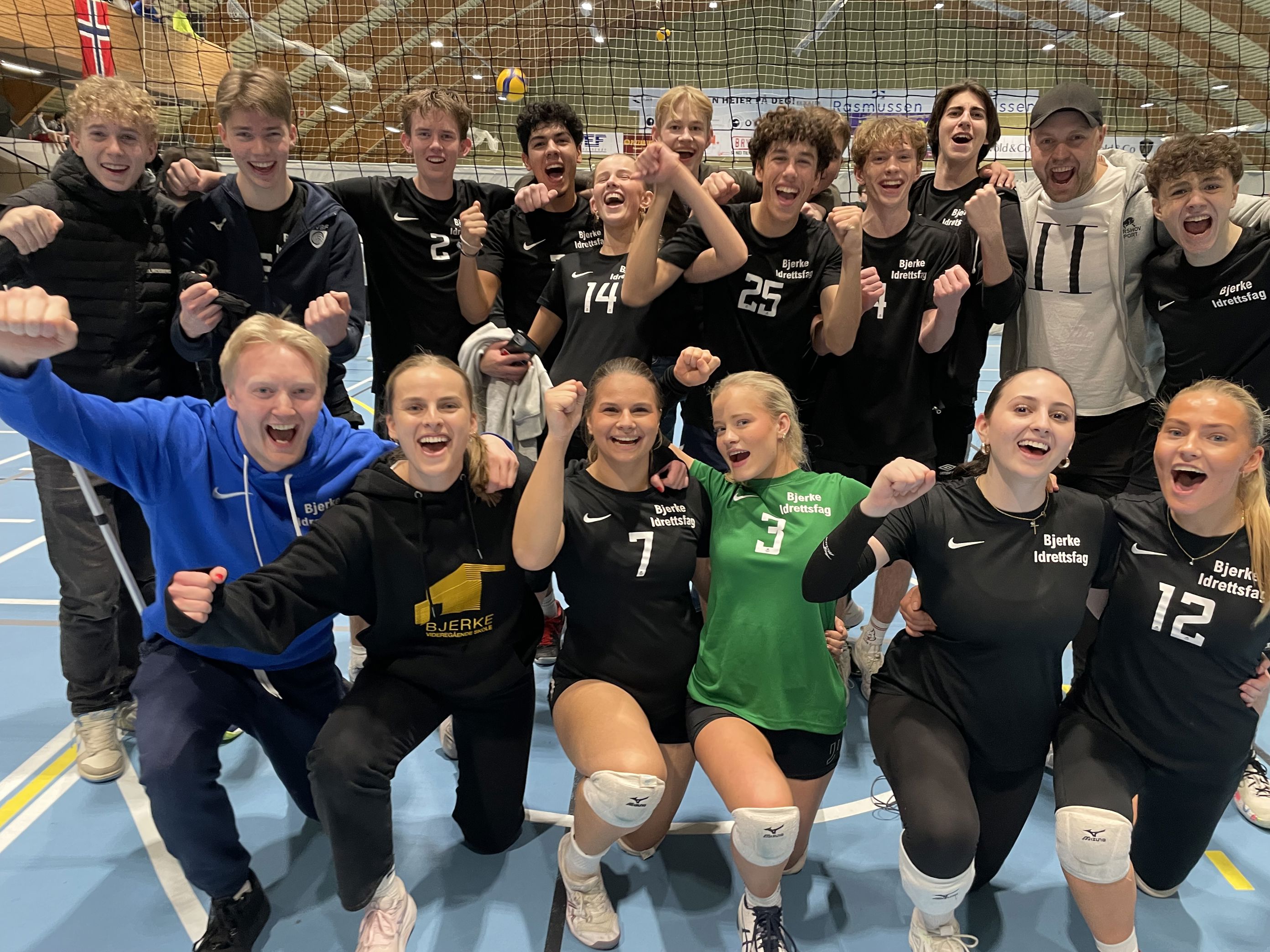 en gruppe mennesker som poserer for et bilde