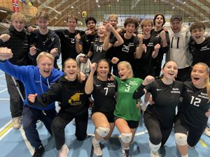 en gruppe mennesker som poserer for et bilde