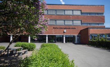Inngangsparti med hagen