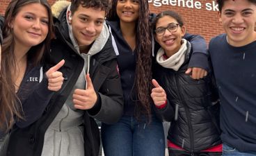 en gruppe mennesker som poserer for et bilde