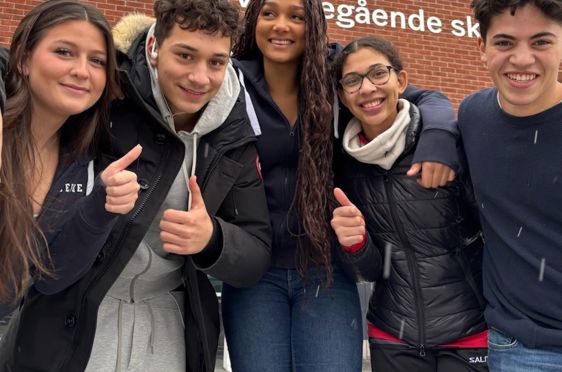 en gruppe mennesker som poserer for et bilde