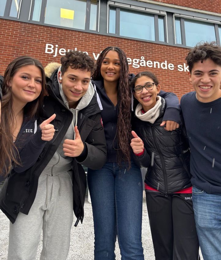 en gruppe mennesker som poserer for et bilde