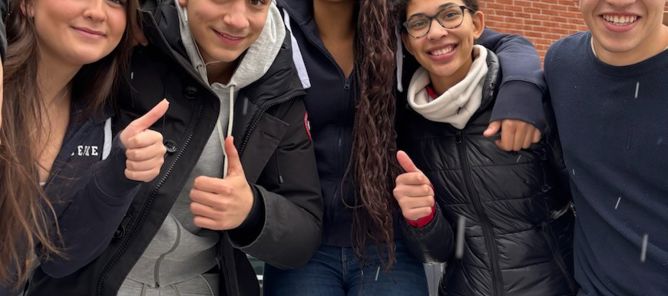 en gruppe mennesker som poserer for et bilde en gruppe mennesker som poserer for et bilde