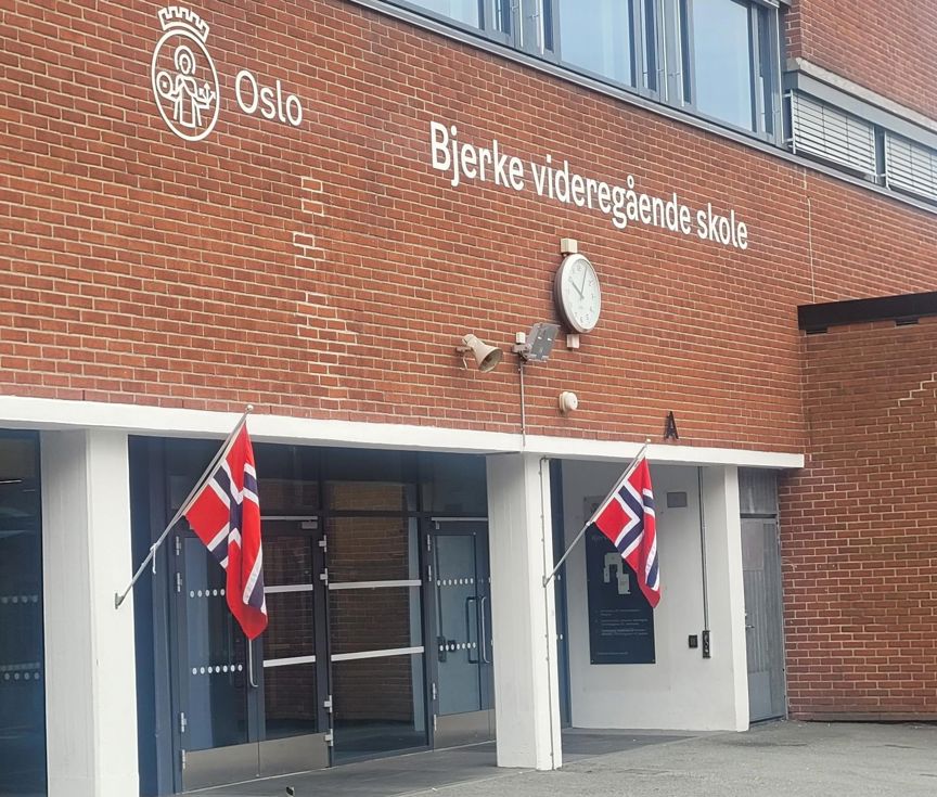 En murbygning med noen få flagg