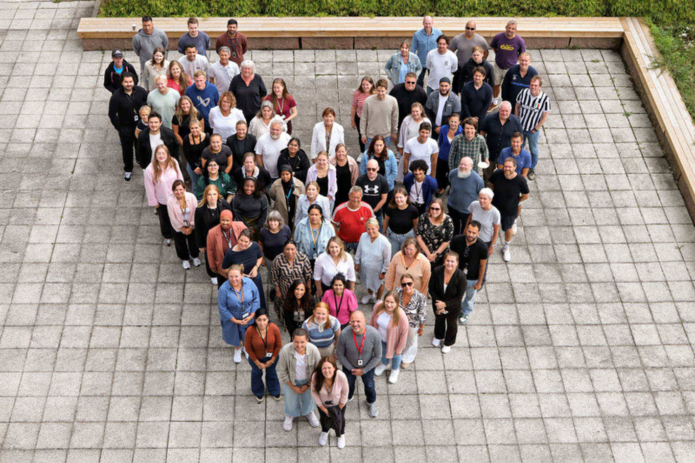 en gruppe mennesker som poserer for et bilde en gruppe mennesker som poserer for et bilde