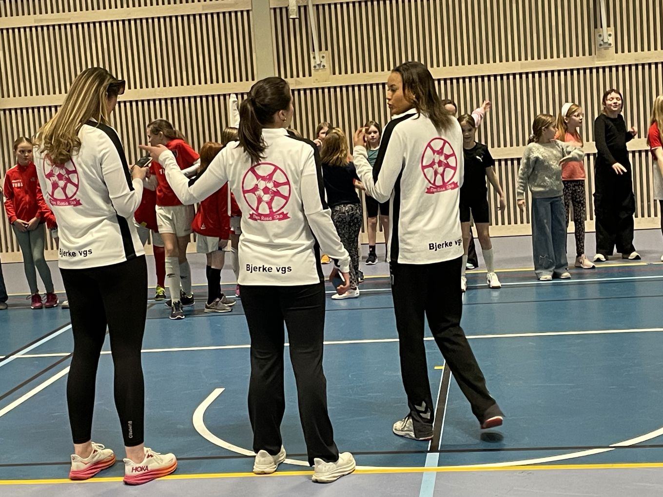 En gruppe barnr i et treningsstudio