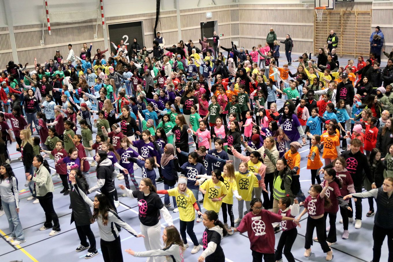 en stor gruppe mennesker på en gårdsplass